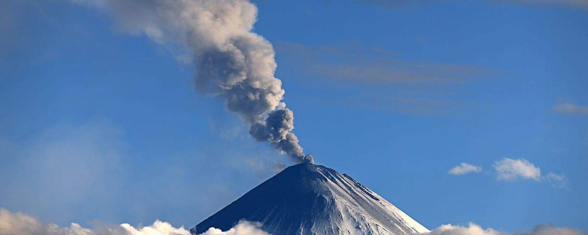 俄紧急情况部堪察加边疆区总局：堪察加半岛克柳切夫火山喷发出的火山灰柱高达1万米 - 俄罗斯卫星通讯社, 1920, 12.08.2025