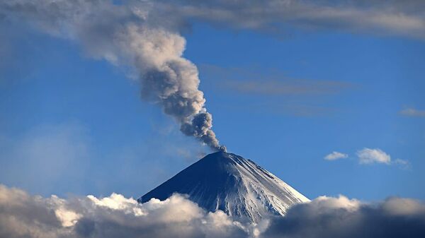 俄紧急情况部堪察加边疆区总局：堪察加半岛克柳切夫火山喷发出的火山灰柱高达1万米 - 俄罗斯卫星通讯社