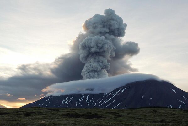 克拉捨寧尼科夫火山爆發產生的火山灰上升到火山口上方約6000米 - 俄羅斯衛星通訊社