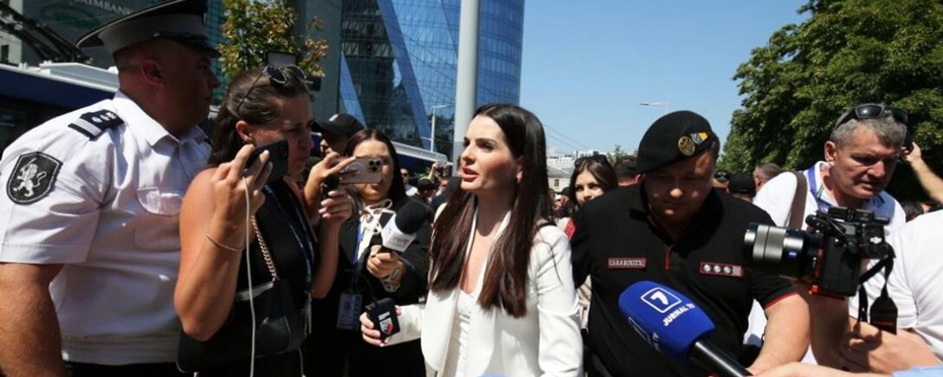 加告茲自治區領導人古楚爾攜三歲兒子在庭審開始前現身法院大樓前 - 俄羅斯衛星通訊社, 1920, 05.08.2025