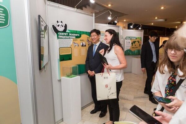 中国驻俄罗斯大使馆公使衔文化参赞封立涛（左） - 俄罗斯卫星通讯社