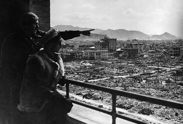 1946年4月3日，兩名澳大利亞佔領軍士兵從廣島市僅存的幾座建築上俯瞰這座被原子彈炸毀的城市。 - 俄羅斯衛星通訊社