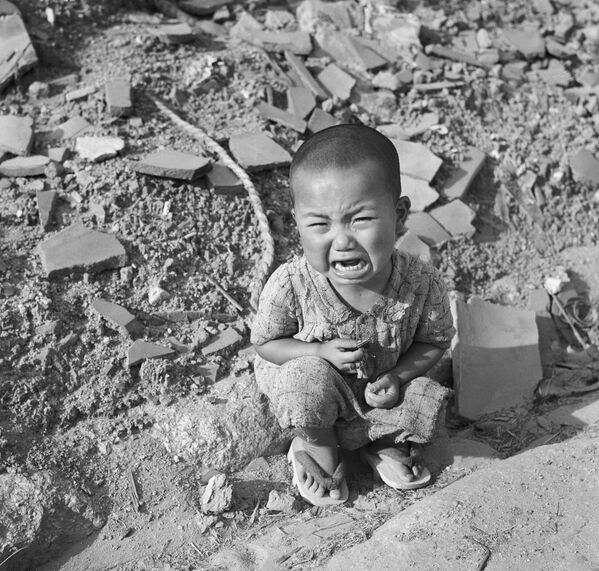 1946年7月27日，一名日本兒童坐在廣島的廢墟中哭泣。 - 俄羅斯衛星通訊社