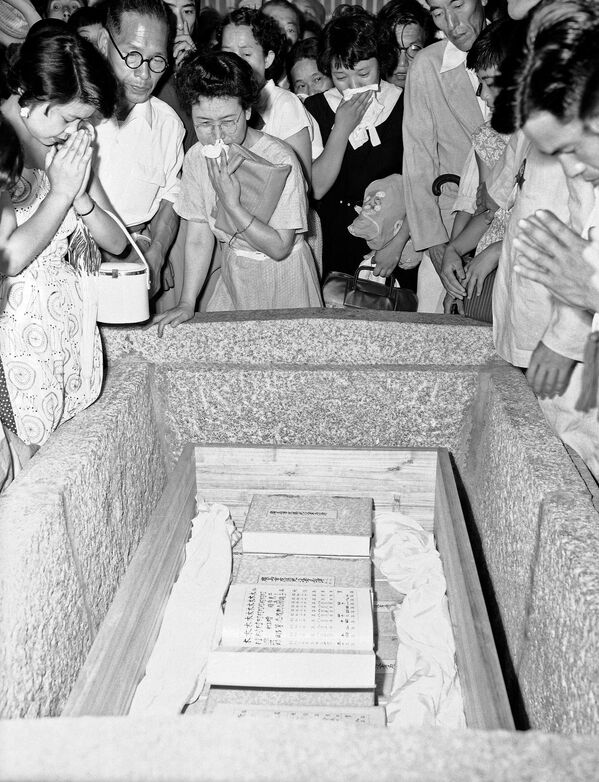 1954年8月6日，原子彈爆炸遇難者的親人們在廣島和平紀念公園悼念親人。 - 俄羅斯衛星通訊社