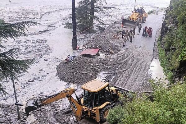 8月6日，印度北阿坎德邦达拉利村，许多房屋和建筑物被山洪冲毁，调用了重型机械清理道路。（印藏边境警察，美联社） - 俄罗斯卫星通讯社