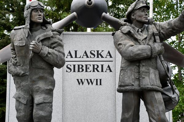 阿拉斯加费尔班克斯市（Fairbanks）的格里芬公园矗立着一座纪念二战期间苏联和美国飞行员的纪念碑。 - 俄罗斯卫星通讯社