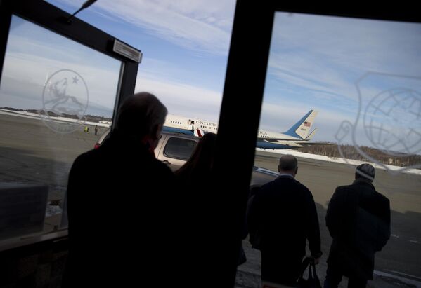 2014年2月12日，时任美国国务卿约翰·克里的工作人员在阿拉斯加州安克雷奇的埃尔门多夫空军基地加油后走向他的飞机。 - 俄罗斯卫星通讯社