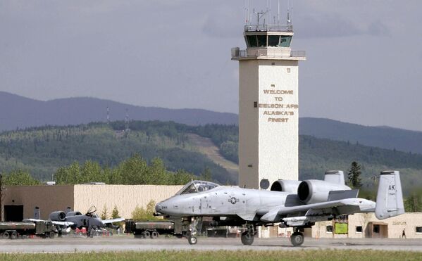 一架美国空军A-10喷气式飞机降落在阿拉斯加州费尔班克斯市附近的艾尔森空军基地。 - 俄罗斯卫星通讯社