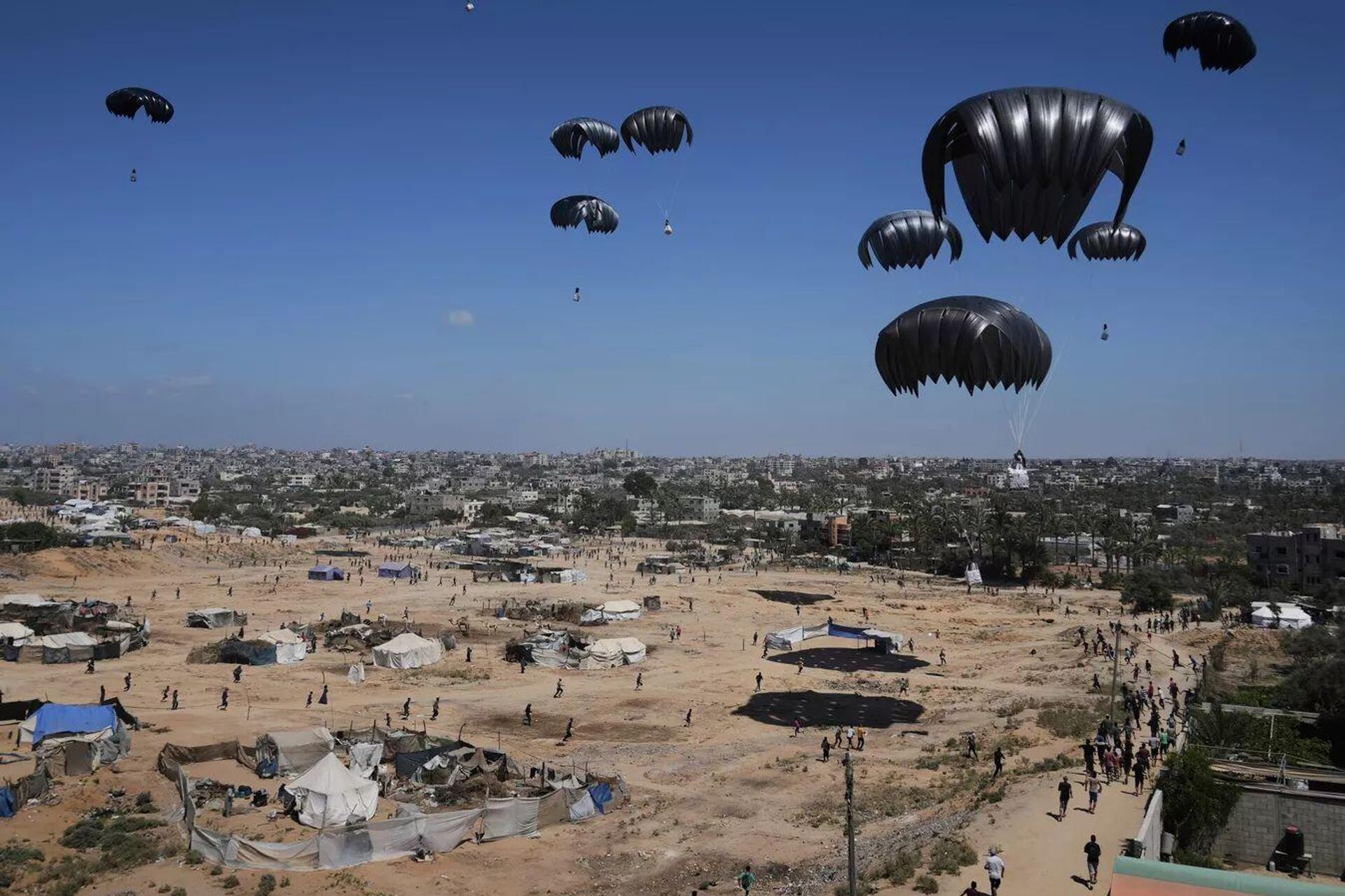 Сброс гуманитарной помощи с самолетов в центральной части сектора Газа  - 俄罗斯卫星通讯社, 1920, 07.10.2025