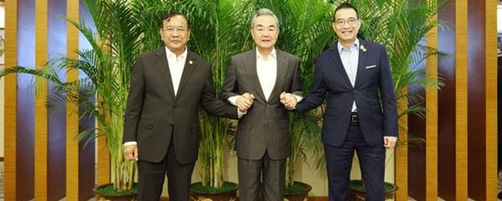 王毅邀请柬埔寨副首相兼外交大臣布拉索昆、泰国外长玛里在云南安宁茶叙 - 俄罗斯卫星通讯社, 1920, 15.08.2025