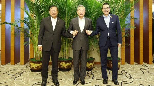 王毅邀请柬埔寨副首相兼外交大臣布拉索昆、泰国外长玛里在云南安宁茶叙 - 俄罗斯卫星通讯社