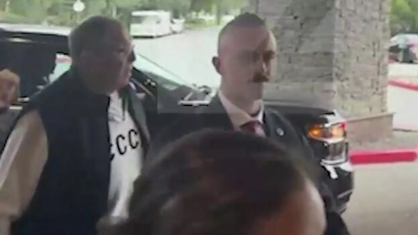 俄外长拉夫罗夫身着写有“苏联”字样的白毛衣抵达阿拉斯加宾馆 - 俄罗斯卫星通讯社