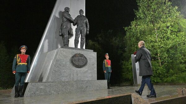 普京向马加丹市阿拉斯加至西伯利亚航线飞行员纪念碑献花 - 俄罗斯卫星通讯社