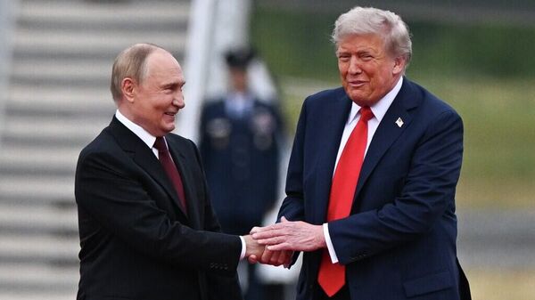 Президент РФ Владимир Путин и президент США Дональд Трамп во время встречи на военной базе Эльмендорф-Ричардсон на Аляске - 俄罗斯卫星通讯社