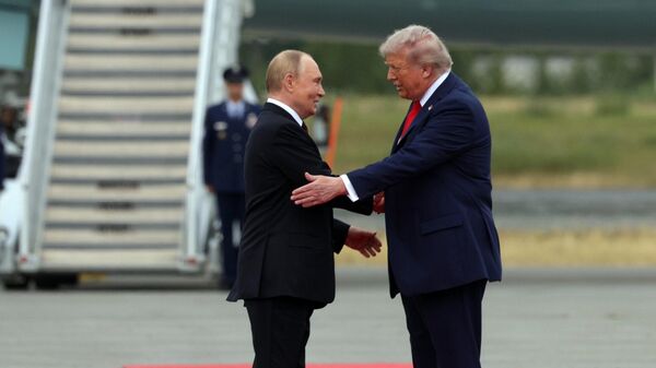 Президент РФ Владимир Путин и президент США Дональд Трамп - 俄罗斯卫星通讯社