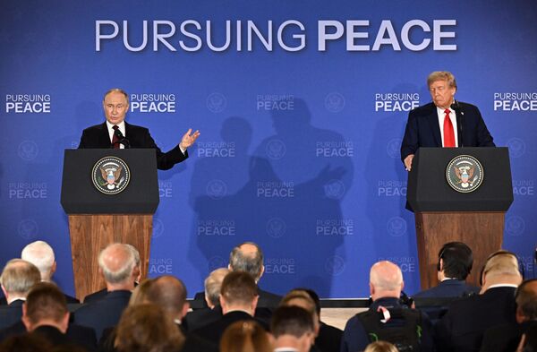 2025年8月15日，俄罗斯总统弗拉基米尔·普京与美国总统唐纳德·特朗普在阿拉斯加安克雷奇会晤后举行的记者会上 - 俄罗斯卫星通讯社