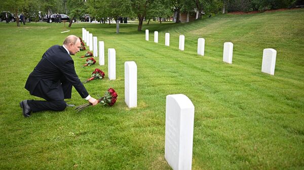 普京与特朗普会谈后拜谒苏联飞行员墓地 - 俄罗斯卫星通讯社
