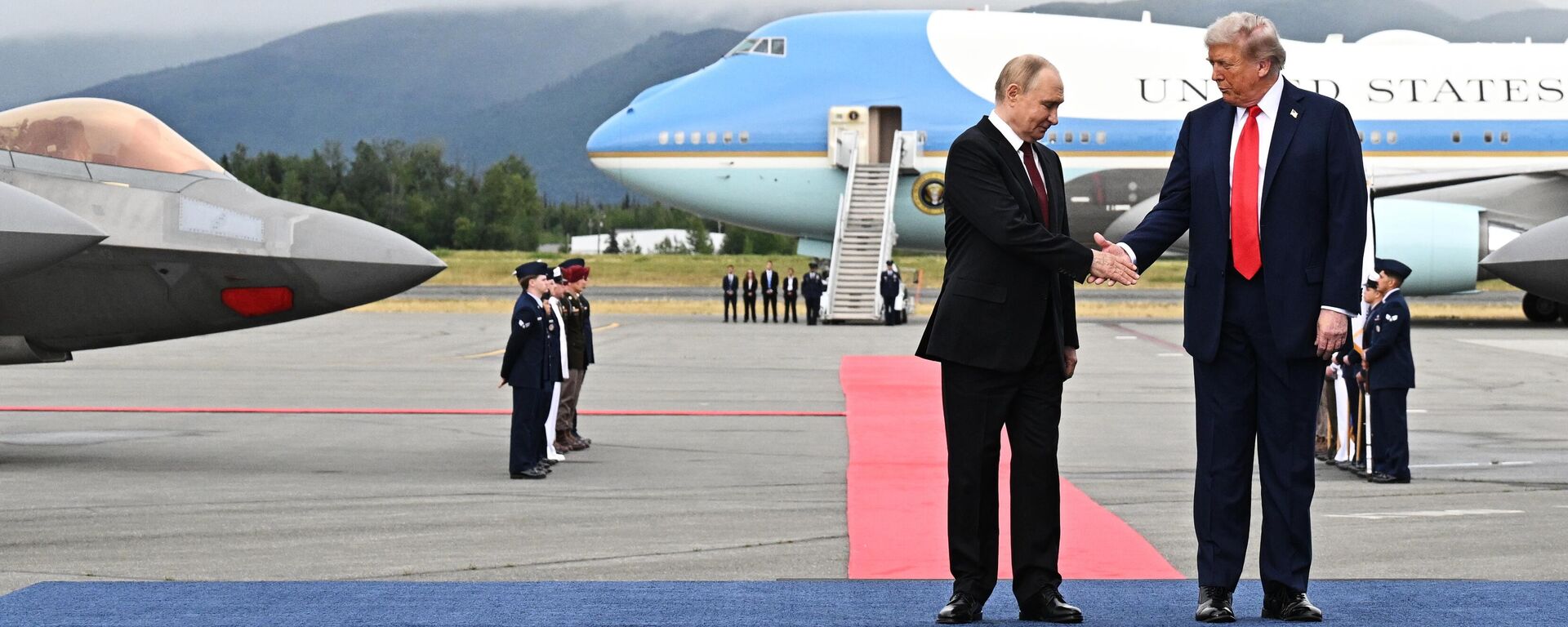 Президент Дональд Трамп приветствует президента России Владимира Путина, Аляска - 俄罗斯卫星通讯社, 1920, 07.12.2025