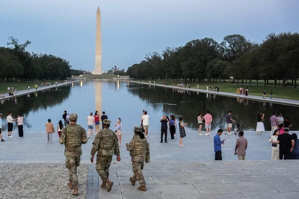 8月16日，哥倫比亞特區國民警衛隊隊員在華盛頓國家廣場巡邏。 - 俄羅斯衛星通訊社