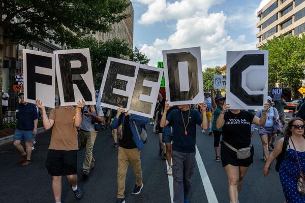 8月16日，抗議者在華盛頓特區杜邦環島集會，抗議美國總統特朗普部署聯邦警員和美國國民警衛隊。 - 俄羅斯衛星通訊社