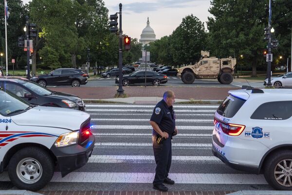 8月15日，哥倫比亞特區國民警衛隊隊員在美國國會大廈前的道路。 - 俄羅斯衛星通訊社
