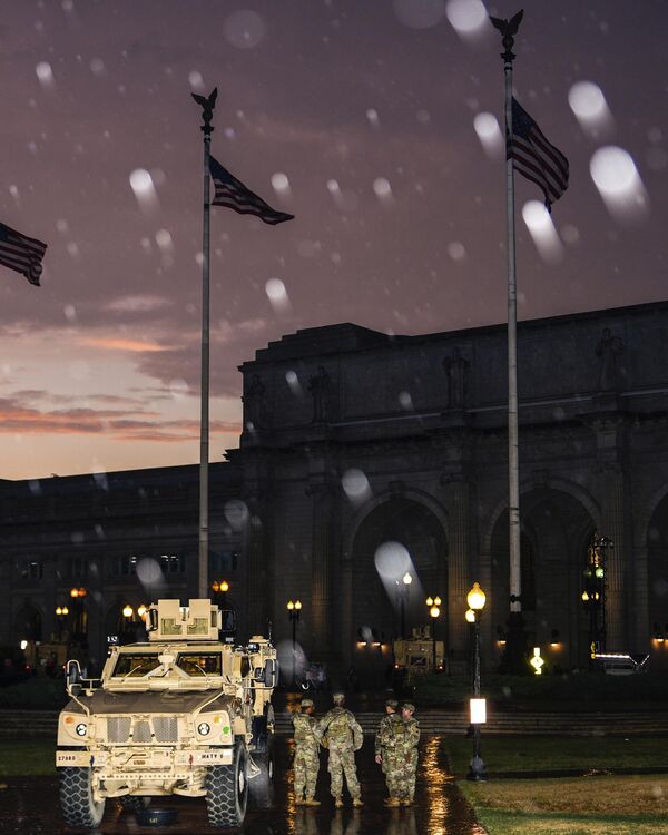 8月17日，哥倫比亞特區國民警衛隊隊員在華盛頓聯合車站外駐守。 - 俄羅斯衛星通訊社