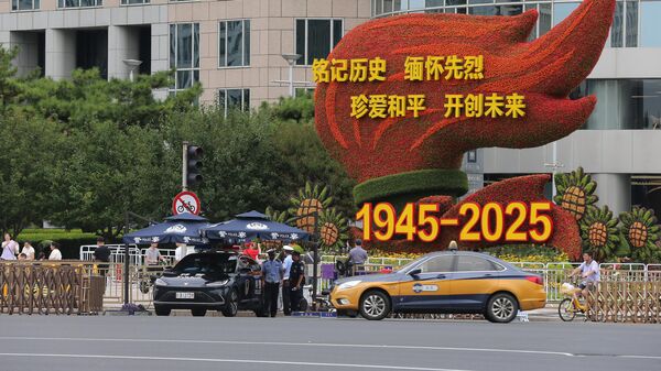 北京长安街沿线纪念抗战胜利80周年花卉布置。 - 俄罗斯卫星通讯社