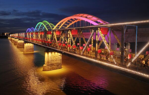 黑龙江省哈尔滨市的滨州铁路大桥悬挂中国国旗。 - 俄罗斯卫星通讯社