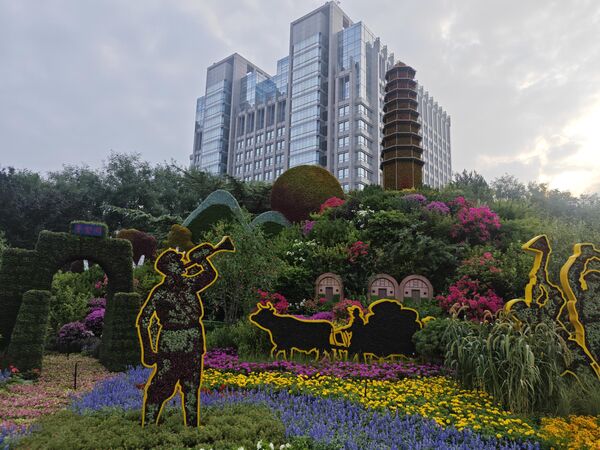北京长安街沿线纪念抗战胜利80周年花卉布置。 - 俄罗斯卫星通讯社