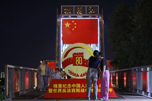 滨州铁路大桥上，一座纪念中国人民抗日战争暨世界反法西斯战争胜利80周年的主题雕塑立起。 - 俄罗斯卫星通讯社