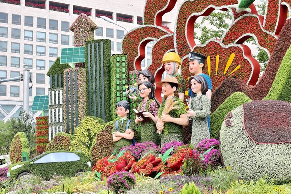 北京长安街沿线纪念抗战胜利80周年花卉布置。 - 俄罗斯卫星通讯社