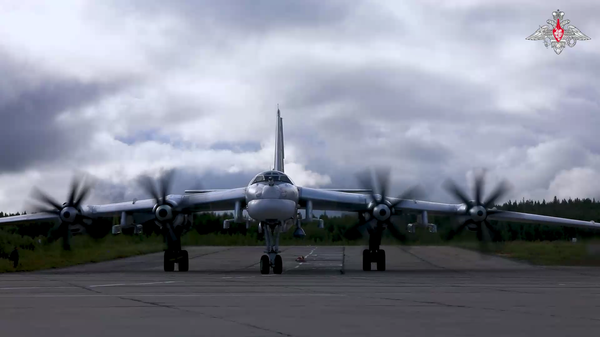 俄空军图-95MS远程战略轰炸机在巴伦支海中立水域飞行 - 俄罗斯卫星通讯社