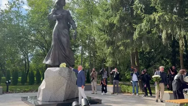 莫斯科州举行杜金娜遇害三周年纪念活动，青铜纪念碑正式揭幕 - 俄罗斯卫星通讯社