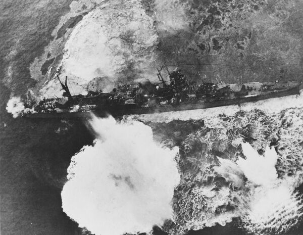 1944年或1945年，美国海军战机在东海上空袭击一艘日本巡洋舰。 - 俄罗斯卫星通讯社