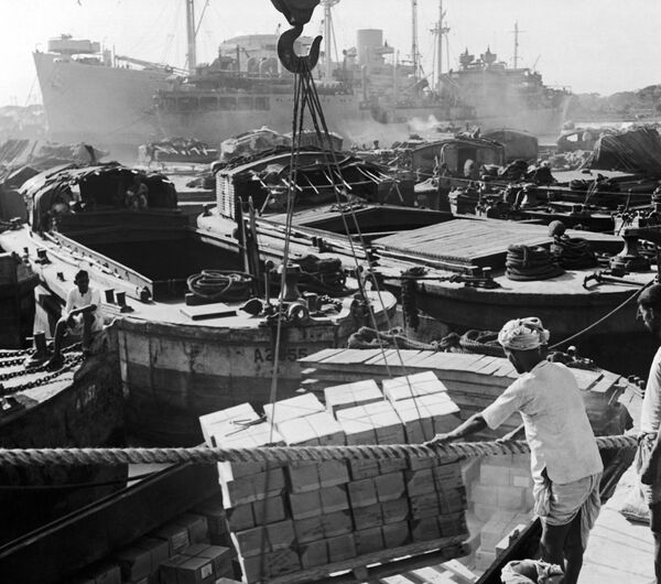 1945年1月1日，在印度加尔各答港口为缅甸和中国战线卸载物资。船上的货物之一是啤酒。当从阿萨姆通往中国的中印公路（利多公路）开通后，驻华美军士兵希望其中一些啤酒能通过卡车运入中国。一些驻中国的美军人员已经在这里待了30多个月，从未获得任何啤酒或酒类配给，因为“驼峰航线”上的飞机空间必须优先运输一级战争物资。 - 俄罗斯卫星通讯社