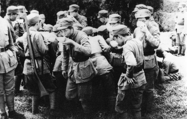 中国抗日战争（1937-1945）期间，广州女子抗战队成员在保卫城市的训练间隙暂停休息饮水。 - 俄罗斯卫星通讯社