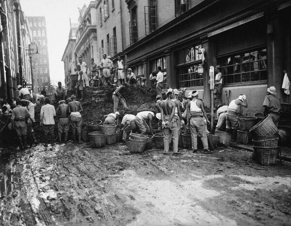 1945年10月16日，日本劳工在中国上海被安排拆除他们此前为防范盟军入侵而修建的路障。 - 俄罗斯卫星通讯社