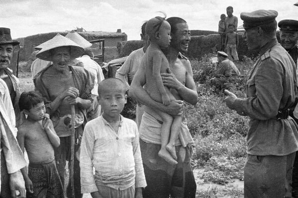 苏日战争：1945年8月9日至9月3日，苏联和蒙古人民共和国与日本帝国和伪满洲国之间的战争。图为哈尔滨市民在苏联战胜日本的胜利阅兵式上欢迎苏军第2远东方面军士兵。阅兵由炮兵中将康斯坦丁·彼得罗维奇·卡扎科夫指挥，受阅者为两次荣获苏联英雄称号的上将阿法纳西·帕夫兰季耶维奇·别洛博罗多夫。 - 俄罗斯卫星通讯社