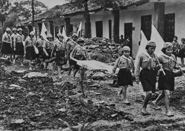 1945年左右，中国西南地区重庆，孤儿女孩们在接受红十字会的急救训练，其中两人正抬着担架。 - 俄罗斯卫星通讯社