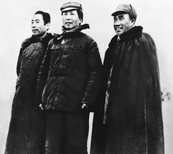 1945年，中国共产党领导人毛泽东（中）在延安的中共抗战基地与周恩来（左）、朱德（右）合影。 - 俄罗斯卫星通讯社