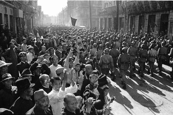 苏日战争：1945年8月9日至9月3日，苏联与蒙古人民共和国一方，与日本帝国及满洲国一方爆发战争。哈尔滨市民在庆祝苏联战胜日本的胜利阅兵式上，欢迎来自第二远东方面军的红军士兵。阅兵式由炮兵上将康斯坦丁·彼得罗维奇·卡扎科夫指挥，受阅的是两次获得“苏联英雄”称号的上将阿法纳西·帕夫兰季耶维奇·别洛博罗多夫。 - 俄罗斯卫星通讯社