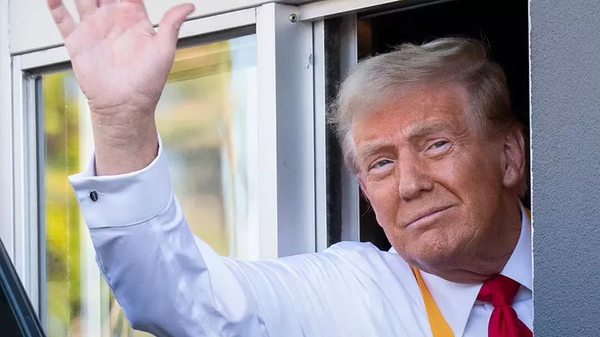 白宫发布特朗普在麦当劳工作的照片 - 俄罗斯卫星通讯社