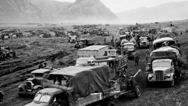 外贝加尔方面军部队穿越大兴安岭，目的是在东北西部击溃关东军。  - 俄罗斯卫星通讯社