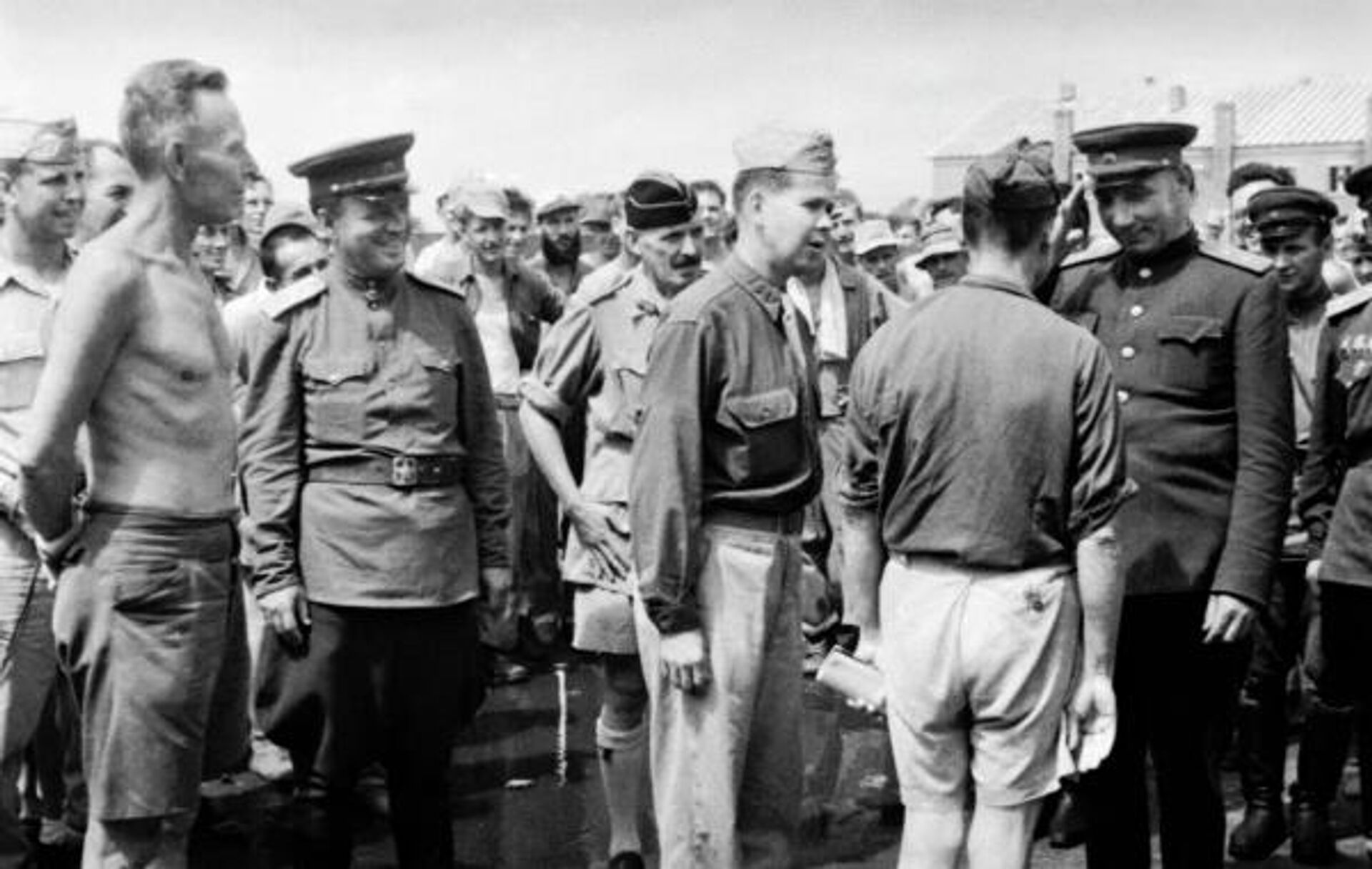 苏联军官会见 Mukden 战俘营的战俘，这些战俘于1945年8月由第39集团军第113步兵军第262步兵师解放。该战俘营的囚犯中有来自美国、英国、荷兰、澳大利亚和新西兰军队的战俘。  - 俄罗斯卫星通讯社, 1920, 03.09.2025