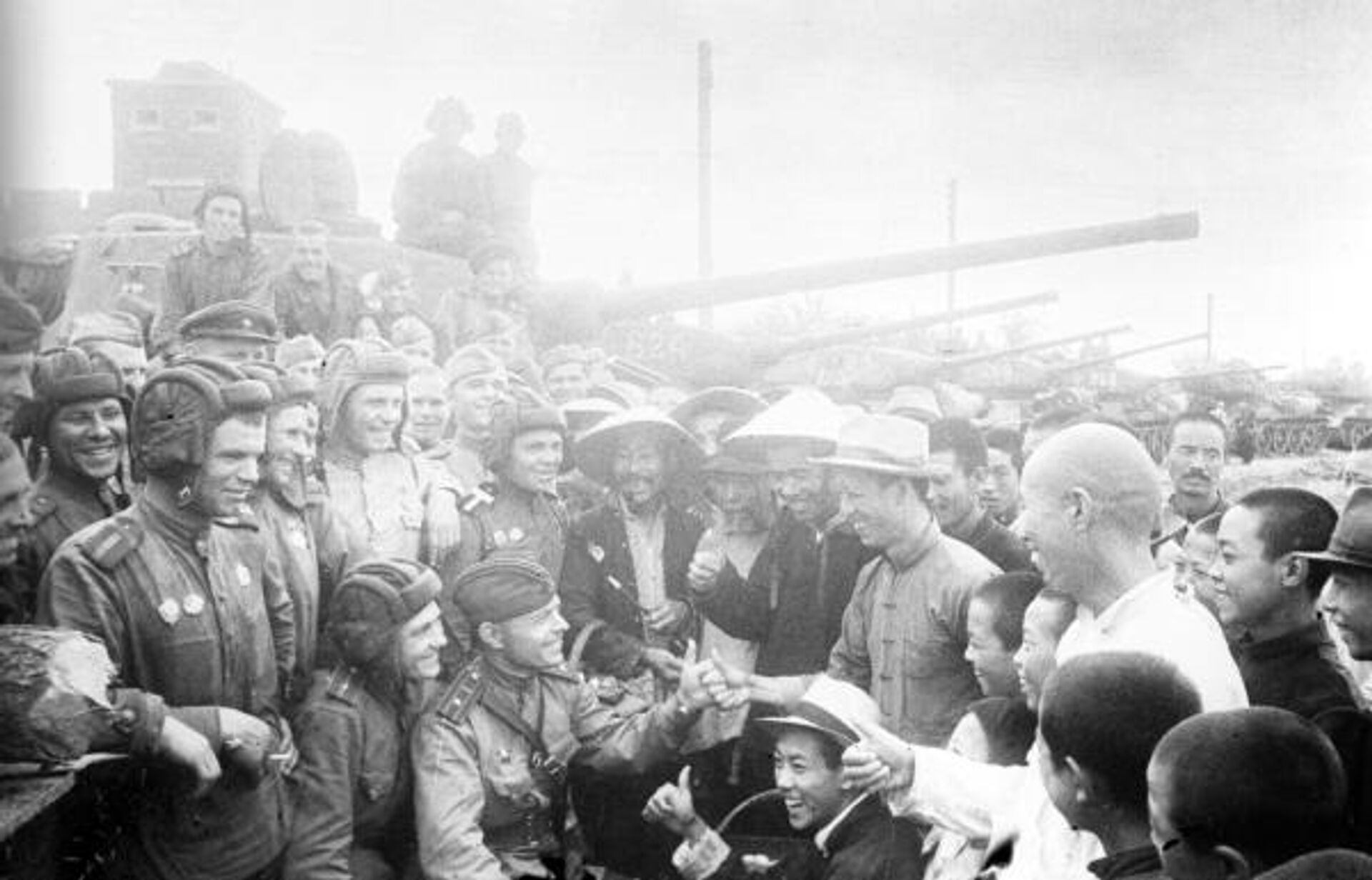东北民众与苏联坦克兵会面。  - 俄罗斯卫星通讯社, 1920, 03.09.2025
