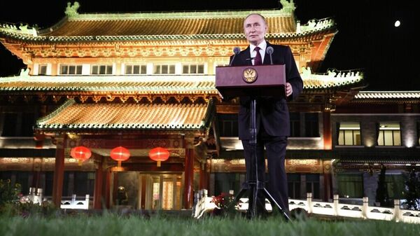 Президент РФ Владимир Путин во время подхода к представителям СМИ в резиденции Дяоюйтай в Пекине - 俄罗斯卫星通讯社