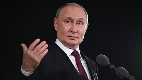 Президент РФ Владимир Путин во время подхода к представителям СМИ в резиденции Дяоюйтай в Пекине - 俄罗斯卫星通讯社