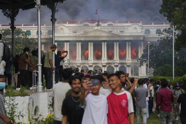 9月9日，尼泊尔政府部门和办公室所在地辛哈杜巴被纵火焚烧，抗议者在焚烧后自拍庆祝。 - 俄罗斯卫星通讯社