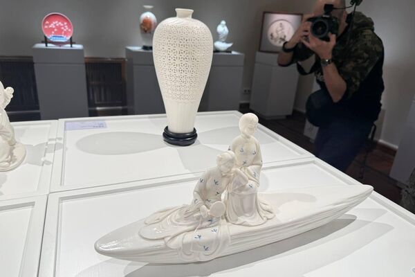 В Музее декоративно-прикладного искусства сегодня открылась выставка китайского белого фарфора Дэхуа В Музее декоративно-прикладного искусства сегодня открылась выставка китайского белого фарфора Дэхуа - 俄罗斯卫星通讯社
