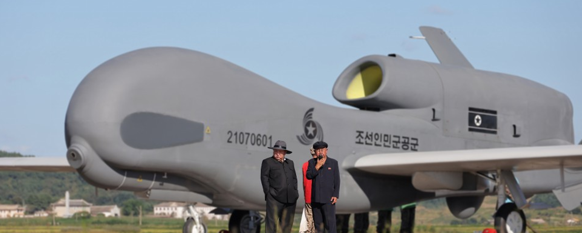 Ким Чен Ын руководит испытаниями беспилотного оружия и техники - 俄罗斯卫星通讯社, 1920, 19.09.2025